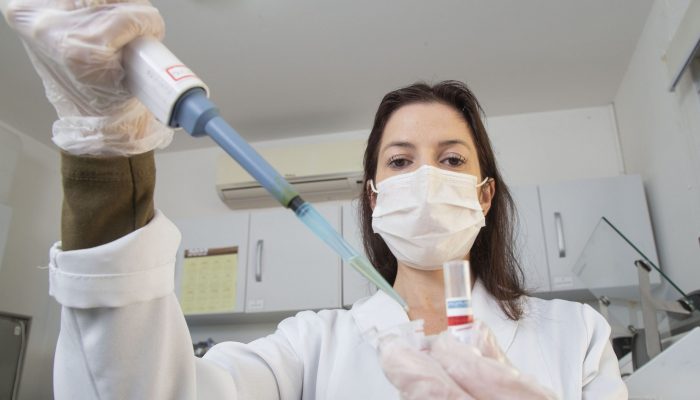 Realização de exame sorológico pelo Tecpar completa um ano, com foco na União Europeia e EUA -  Na foto, a médica veterinária Andréia Appelt, responsável técnica de dois laboratórios em Curitiba, preparando amostras para enviar ao laboratório do Tecpar -
