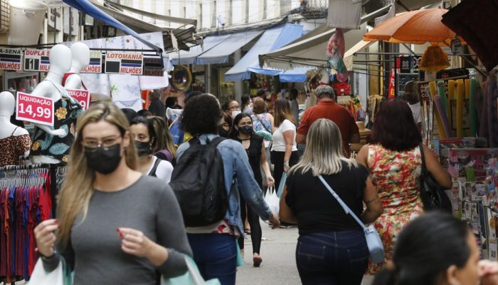 Movimento de vendas de brinquedos para o Dia das Crianças, comércio varejista nas ruas do Polo Saara, centro do Rio de Janeiro.