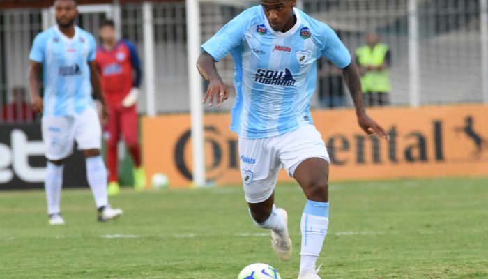 O lateral-esquerdo Felipe vem sendo um dos destaques do jovem time do Londrina