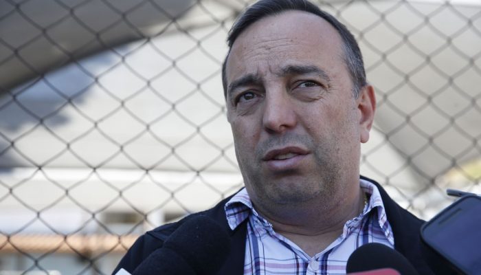 O deputado delegado, Fernando Francischini, concede entrevista aos jornalistas