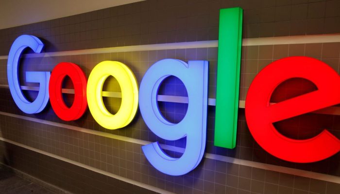 Logotipo do Google é exibido dentro de um prédio de escritórios em Zurique, Suíça.