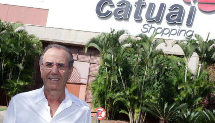 O empresário Alfredo Khouri, responsável pela construção dos shoppings Catuaí e Londrina Norte, receberá na sexta-feira (10) os títulos de Cidadão Honorário de Londrina e do Paraná. A homenagem municipal é concedida pela lei 12.751/2018, de autoria do vereador Vilson Bittencourt (PSB).