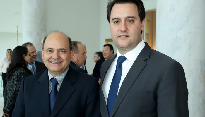 O governador Carlos Massa Ratinho Junior e o secretário de Segurança Pública e Administração Penitenciária, general Luiz Felipe Carbonell, levam ao governador de São Paulo, João Doria Junior, nesta segunda-feira (18), uma proposta de cooperação inédita na fronteira entre os dois estados para combater o crime organizado e o tráfico. O encontro será no Palácio dos Bandeirantes, sede do Executivo paulista.  -  Foto: Rodrigo Félix Leal/ANPr