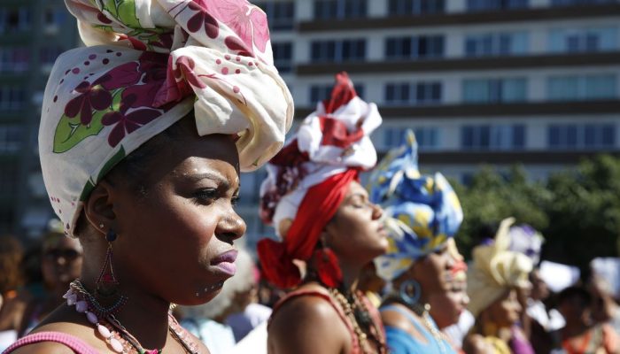 Rio de Janeiro - Mulheres marcham em Copacabana para celebrar dia da Mulher Negra Latino-americana e Caribenha durante a 3ª Marcha das Mulheres Negras no Centro do Mundo (Tânia Rêgo/Agência Brasil)