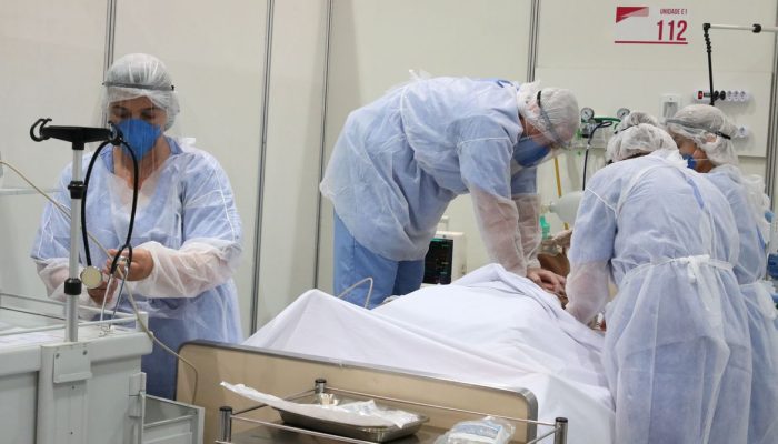 þöóO¹­êq&{V.51rwVß§c%àRöHÿÙ MÃ©dicos fazem treinamento no hospital de campanha para tratamento de covid-19 do Comp