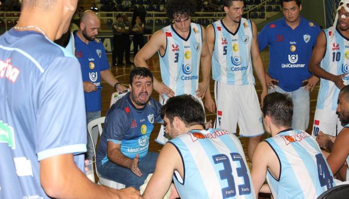 O técnico Bruno Lope dá instruções ao time/Foto Robson Vilela/Londrina Unicesumar Basketball