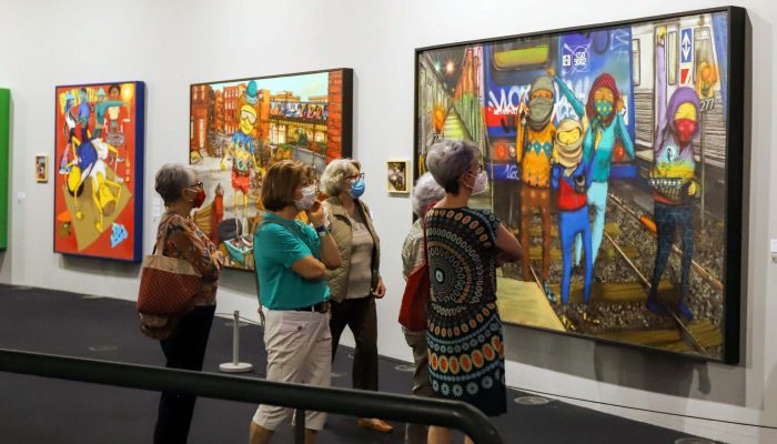 Publico visitando a exposição “OSGEMEOS: Segredos” no Museu Oscar Niemeyer (MON), nesta quarta-feira (1).