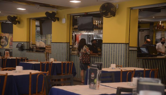 Lanchonetes, bares e restaurates do Rio de Janeiro reabrem hoje(2) com restrição de horário, lotação e distância entre mesas.