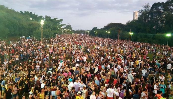 Multidão-no-Aterro-do-Lago-Igapó-Carnaval-de-Rua-2020-foto-de-Renato-Forin-Jr