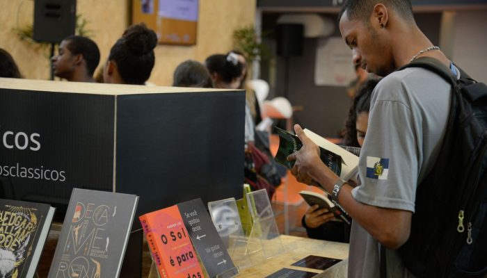Estudantes participam do Ler - Salão Carioca do Livro, na Biblioteca Parque, no centro do Rio.