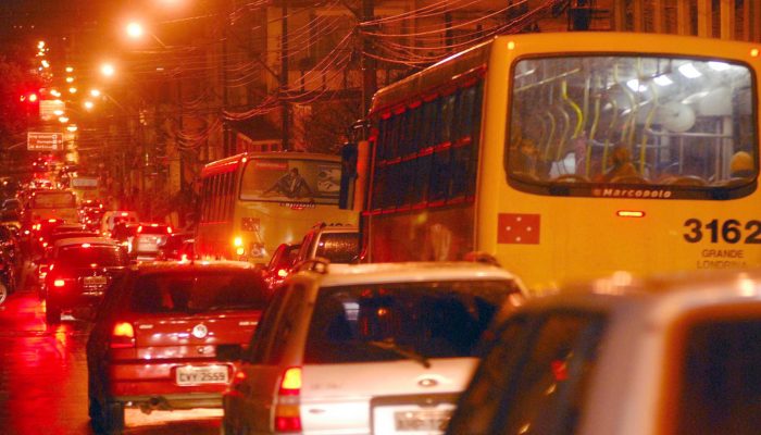 Na madrugada desta quarta (9), vereadores da Comissão Especial dos Transportes Públicos fizeram uma vistoria na garagem da Transportes Coletivos Grande Londrina (TCGL).