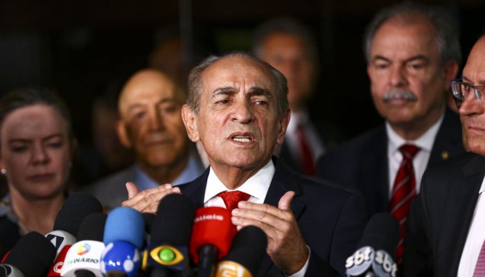 O relator-geral do Orçamento 2023, senador Marcelo Castro, durante entrevista coletiva após reunião com o vice-presidente eleito, Geraldo Alckmin e equipe de transição.
