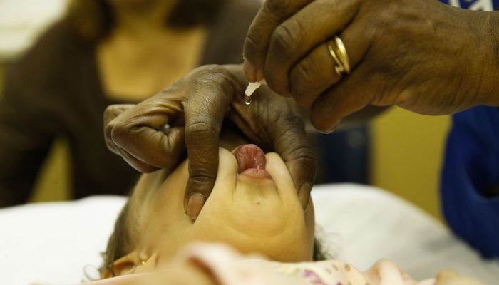 Crianças com idade entre 1 ano e menores de 5 são vacinadas no posto de saúde Heitor Beltrão, na Tijuca, zona norte do Rio, para receber a dose contra a pólio e contra o sarampo.