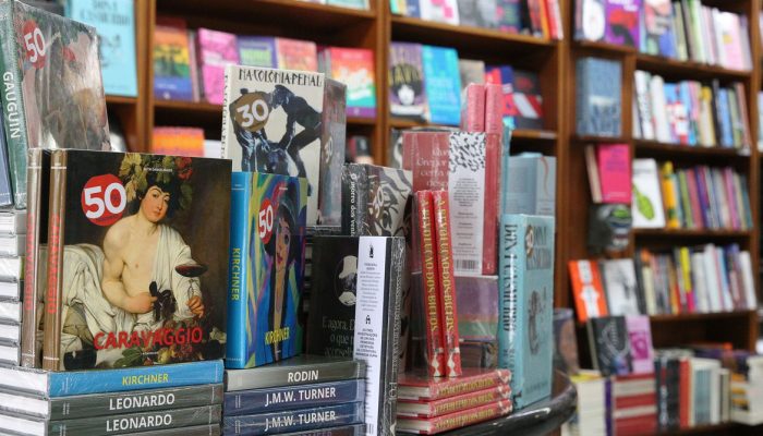 São Paulo - Estante de livros da livraria Martins Fontes, na Vila Buarque.