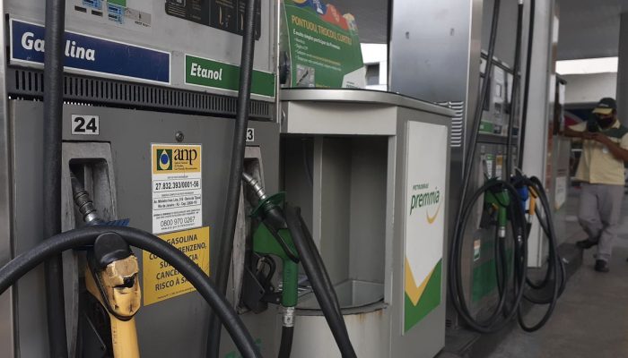 Petrobras reajusta em 12% o preço da gasolina nas refinarias a partir desta quinta-feira