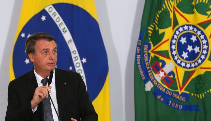 O presidente Jair Bolsonaro participa da solenidade de assinatura dos decretos do Auxílio Gás e do Programa Alimenta Brasil,  no Palácio do Planalto