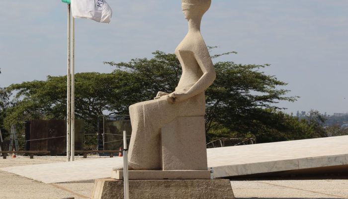 Estátua da justiça em frente ao Palácio do Supremo Tribunal Federal na Praça dos Três poderes em Brasília