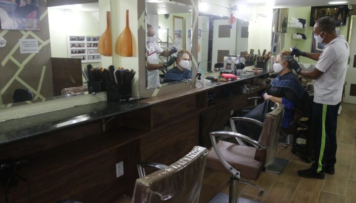 Rio de Janeiro - Salão de beleza na Tijuca funciona em reabertura antecipada do comércio de rua pela Prefeitura, com flexibilização das medidas de isolamento social pela pandemia do novo coronavírus (covid-19). (Fernando Frazão/Agência Brasil)