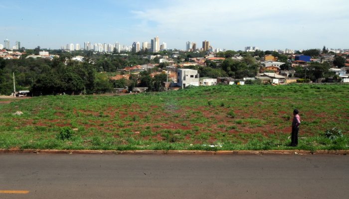 Área localizada no Jardim San Fernando, de aproximadamente 8 mil metros quadrados, onde funciona o Centro de Educação Infantil Jorge Dib Abussafi com atendimento integral a cerca de 100 crianças. No local o vereador Roberto Fú defende a construção do Centro de Apoio ao Paciente com Câncer.