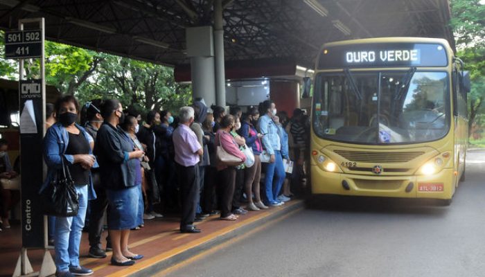 Nesta sexta (8), os vereadores da Comissão Especial dos Transportes Públicos fizeram uma vistoria surpresa no terminal de transportes coletivos do Parque Ouro Verde, região Norte de Londrina.