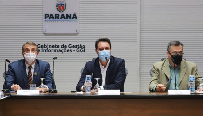 O governador Carlos Massa Ratinho Junior participa nesta terça-feira (24)  de videoconferencia com representantes da Pfizer ao lado do Secretario de Estado da Saude, Beto Preto e do prefeito de Toledo,  Beto Lunitti.   24/08/2021 - Foto: Geraldo Bubniak/AEN