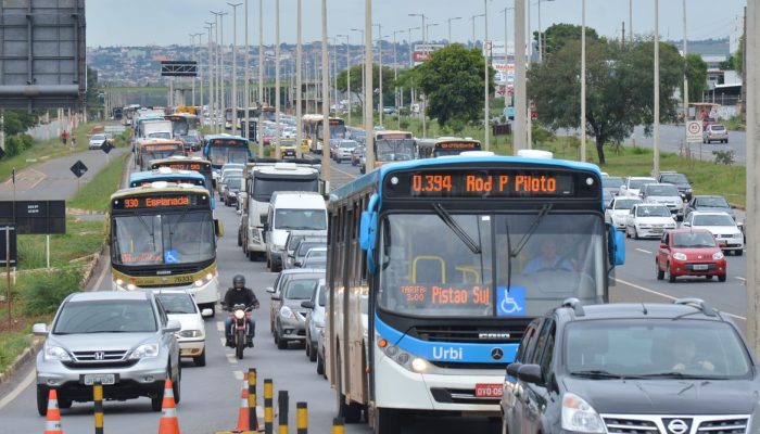 Moradores do Residencial Nova Jerusalém fazem protesto e fecham o Eixo Monumental. A manifestação causou um enorme congestionamento no trânsito da cidade (Antonio Cruz/Agência Brasil)