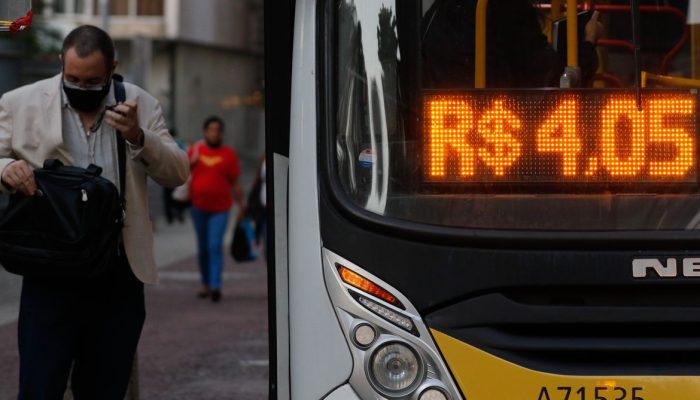 Rio de Janeiro - Ônibus do sistema público de transportes, no Centro do Rio. (Fernando Frazão/Agência Brasil)