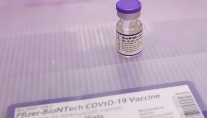 Um novo carregamento com 318.240 doses de vacinas contra a Covid-19 chega no Centro de Medicamentos do Paraná (Cemepar), em Curitiba, na noite desta terça-feira (19).   Desse total, 228.150 doses  Pfizer/BioNTech  são exclusivas para a população de 12 a 17 anos, sem comorbidades ou pertencentes a grupos prioritários.Foto: Geraldo Bubniak/AEN