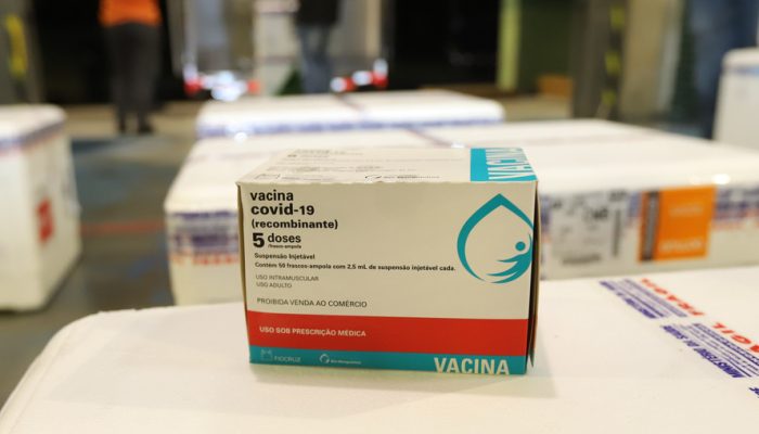 Um novo carregamento com 368.050 doses de vacinas contra a Covid-19 chega  no Centro de Medicamentos do Paraná (Cemepar), em Curitiba, na noite desta quinta-feira (15).  São 142.800 doses da CoronaVac/Butantan e 225.250 doses da vacina de Oxford/AstraZeneca/Fiocruz.Foto: Geraldo Bubniak/AEN
