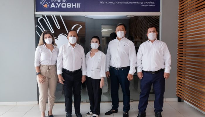 Maria Fernanda Benelli Vicente, vice-presidente do Instituto, ao lado do sr. Atsushi Yoshii, fundador da construtora, a sra. Kimiko Yoshii, presidente da Guarda Mirim de Londrina, Leonardo Yoshii, presidente do Grupo A.Yoshii, e o novo presidente do Instituto, Aparecido Siqueira - Foto: Divulgação