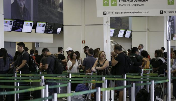 Movimento de passageiros no Aeroporto Internacional Juscelino Kubitschek.