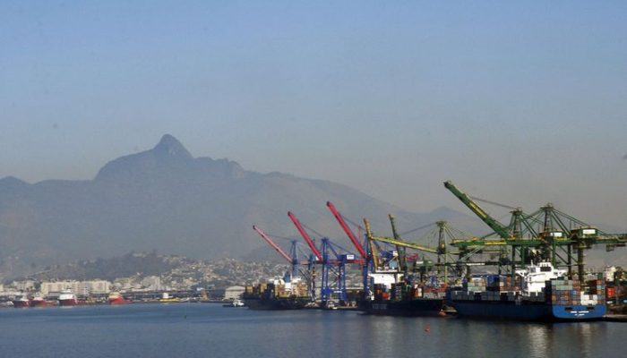 Atracação de navios no Caís do Porto do Rio de Janeiro, guindaste, container.