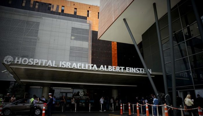 BRA50. SAO PAULO (BRASIL), 23/11/2018.- Vista exterior del hospital Albert Einstein en Sao Paulo (Brasil) donde el presidente electo de Brasil Jair Bolsonaro será sometido hoy, a diversos exámenes médicos con miras a la operación prevista para el 12 de diciembre, en la que se le retirará la bolsa externa para depositar temporalmente las heces (colostomía). EFE/Fenando Bizerra