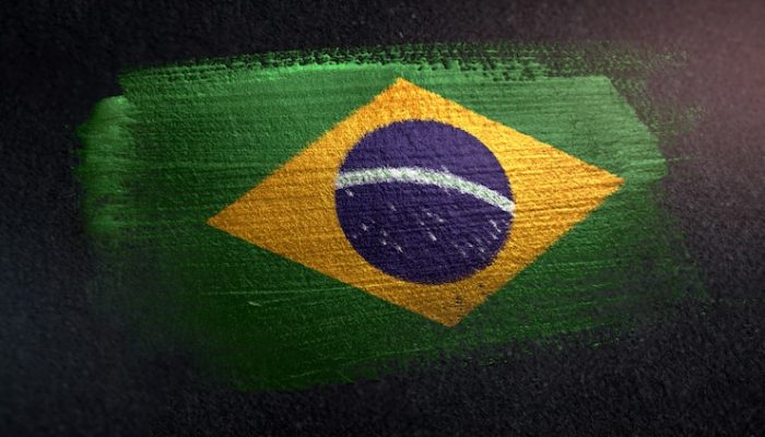 bandeira-do-brasil-feita-de-tinta-pincel-metalico-na-parede-escura-de-grunge_1379-2662