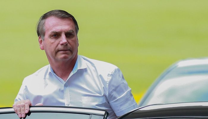 O presidente Jair Bolsonaro  posa para fotos e conversa com turistas no Palácio da Alvorada