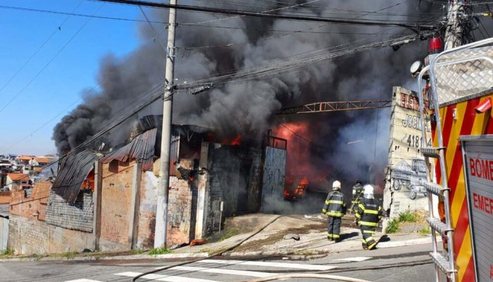 São Paulo SP 03 06 2021-Bombeiros durante atendimento de ocorrência de fogo em galpão de recicláveis pela região de Carapicuíba.foto CBSP