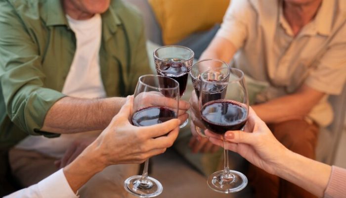 brinde vinho amigos- freepik
