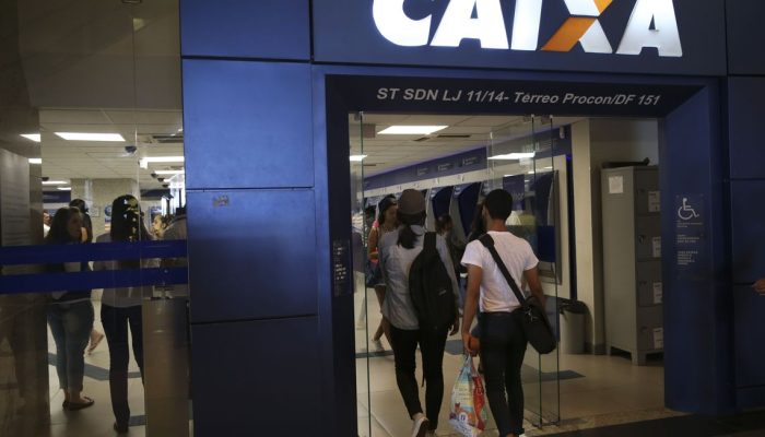 Brasília - Brasileiros aproveitam o sábado para sacar o FGTS inativo durante a segunda etapa do liberação do FGTS nas agências da Caixa Econômica (José Cruz/Agência Brasil)