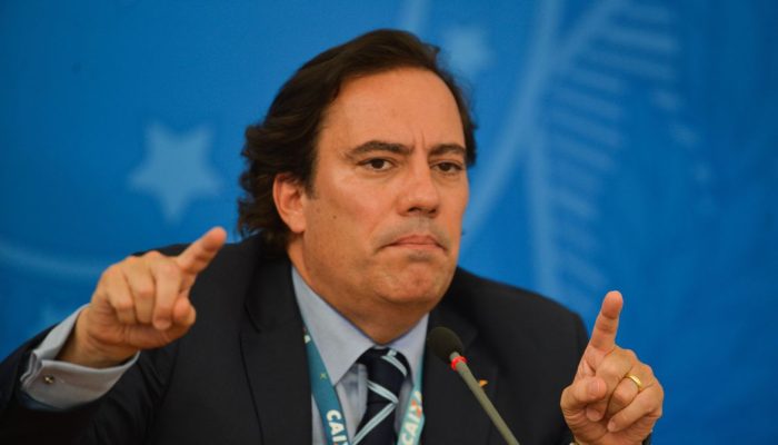 O presidente da Caixa Econômica Federal, Pedro Guimarães, fala à imprensa no Palácio do Planalto