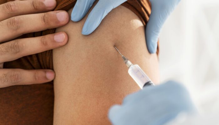 close-de-um-homem-sendo-vacinado-por-um-medico_23-2148755590