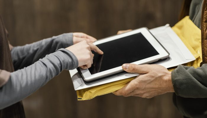 close-up-tablet-for-electronic-signature-for-delivery