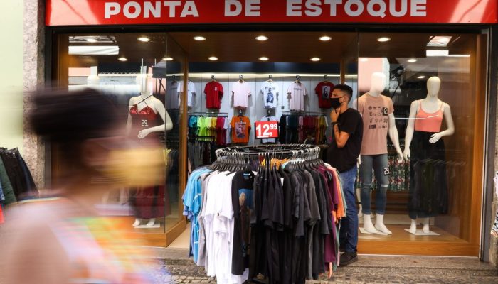 Comércio na SAARA (Sociedade de Amigos das Adjacências da Rua da Alfândega), centro da cidade.  Comércio não essencial está autorizado a reabrir a partir de hoje (9) na cidade do Rio de Janeiro depois de duas semanas fechados devido à pandemia de Covid-19.