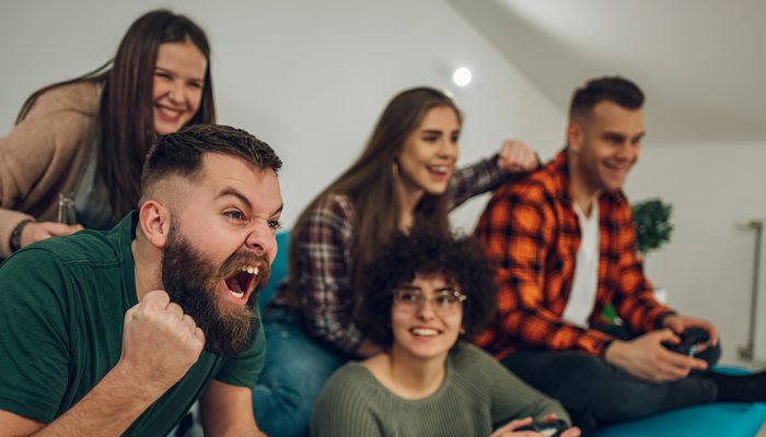O streamer brasileiro "Gaules" é um exemplo de como as comunidades de jogos on-line podem criar laços