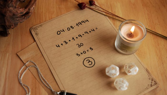 conceito-de-numerologia-com-nota-e-vela