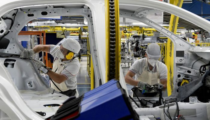 Os trabalhadores da montadora Fiat Chrysler Automobiles constroem um modelo Argo 2020, em meio à disseminação da doença por coronavírus (COVID-19), na fábrica de montagem em Betim