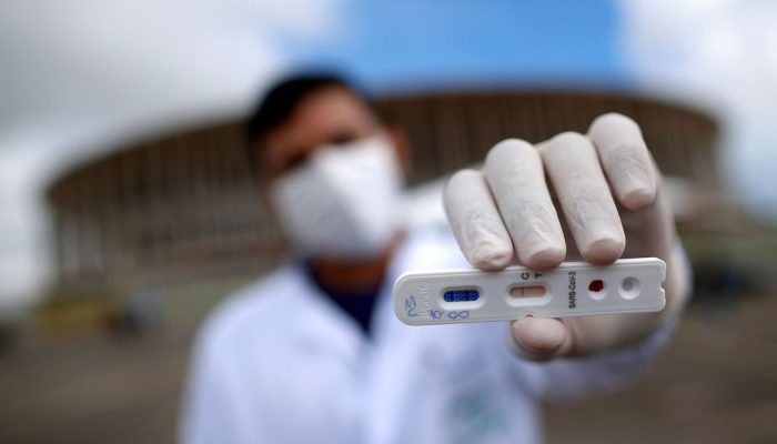 Um profissional médico mostra um teste negativo para o novo coronavírus em frente ao Estádio Mane Garrincha, em meio ao surto da doença por coronavírus (COVID-19), em Brasília, Brasil, 21 de abril de 2020. REUTERS / Ueslei Marcelino