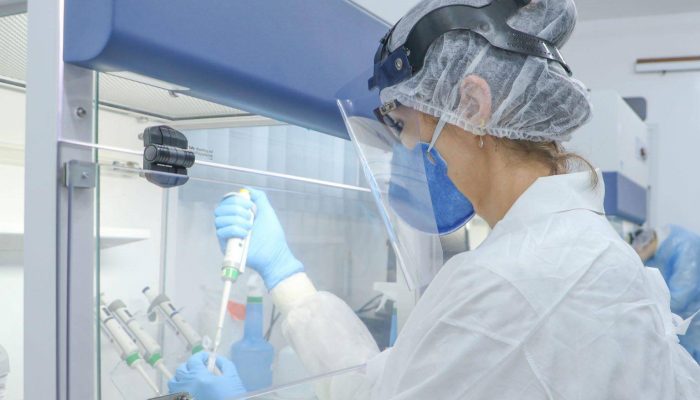 A Universidade Estadual de Ponta Grossa (UEPG), por meio do Laboratório Universitário de Análises Clínicas (Luac), iniciou na manhã desta quarta-feira (12) as testagens da Covid-19 com o método RT-PCR. O início dos testes acontece após a autorização da Vigilância Sanitária e do Laboratório Central do Estado do Paraná (Lacen). Ponta Grossa, 12/05/2021  -  Foto: Jéssica Natal/UEPG