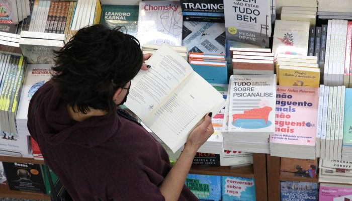 São Paulo - Movimento de leitores na livraria Martins Fontes, em Vila Buarque.