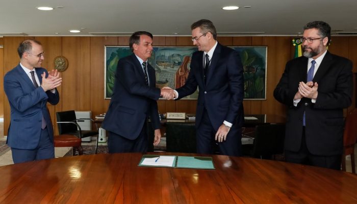 (Brasília - DF, 04/05/2020) Presidente da República Jair Bolsonaro, durante assinatura do Termo de Posse do senhor Rolando Alexandre de Souza, Diretor-Geral da Polícia Federal.Foto: Isac Nóbrega/PR