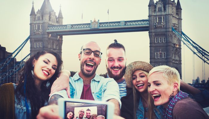 diversao-de-amigos-de-verao-conceito-divertido-de-selfie-de-vinculo